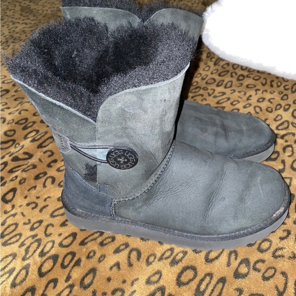 UGGS Black Bailey Button women’s size 9 - Picture 2 of 6